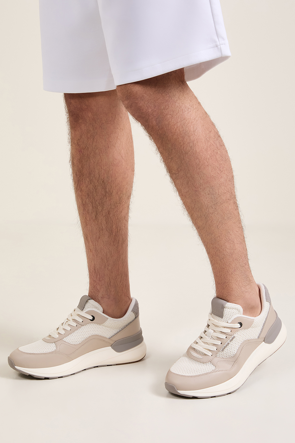 תמונת כל הלוק של נעלי סניקרס